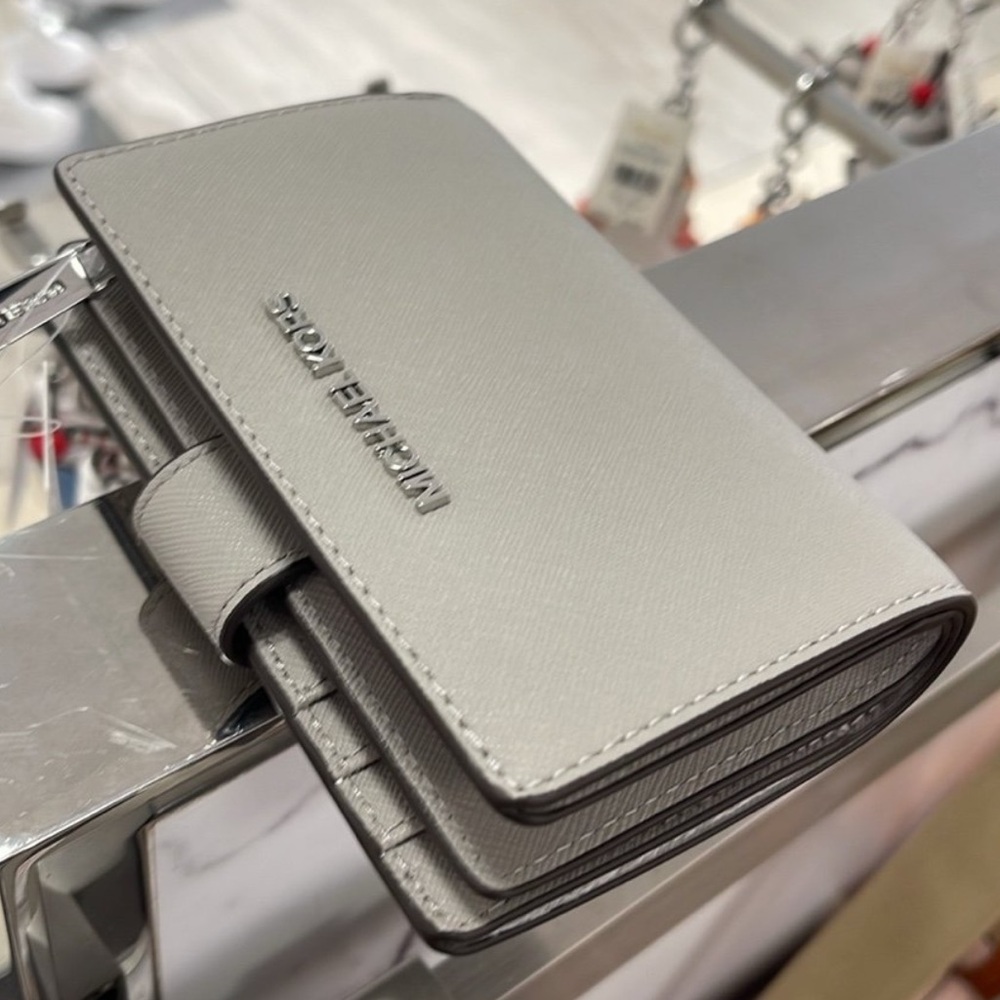 MICHAEL KORS Medium Saffiano Leather Bifold CN Wallet
PEARL GREY
NWT - Picture 14 of 14